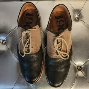 Men's casual shoe.